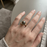 Anello in oro giallo e perla nera di Tahiti