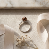 Anello- Perle coltivate d'acqua dolce- Diametro rotondo 7-8 mm Cioccolato- Misura 48 (EU)- Oro bianco