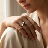 Anello in oro giallo con una magnifica perla di Tahiti