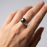 Anello in oro bianco e perla di Tahiti | Melia