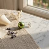 Orecchini a bottone con perle d'acqua dolce coltivate diametro 9-10 mm in oro bianco verde