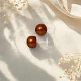 Orecchini a bottone con perle coltivate d'acqua dolce diametro 9-10 mm in oro bianco marrone