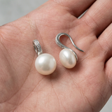 Orecchini in argento e perle coltivate bianche | Moea