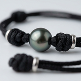Questo eccezionale bracciale da uomo in autentica perla coltivata di Tahiti da 10/11 mm
