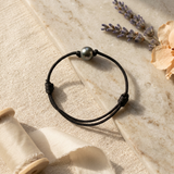 Questo eccezionale bracciale da uomo in autentica perla coltivata di Tahiti da 10/11 mm