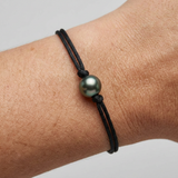 Questo eccezionale bracciale da uomo in autentica perla coltivata di Tahiti da 10/11 mm