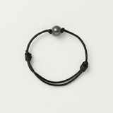 Questo eccezionale bracciale da uomo in autentica perla coltivata di Tahiti da 10/11 mm