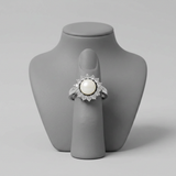 Bague en argent 925 avec perle blanche centrale entourée d'un halo de zircons.