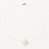 Le Collier SOFIA | Perle Blanche de Perlinea est composé d'un fil fin, presque invisible, et d'une seule perle de culture ronde au centre, présentée sur un fond blanc uni.