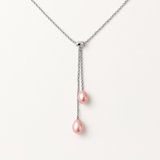 Collier toi et moi en argent 925 avec deux perles de culture rose en forme de goutte.