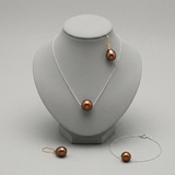 Parure collier, boucles et bracelet à perle chocolat sur chaîne argentée, présentée sur buste gris.