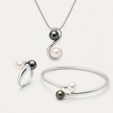 Parure toi et moi : collier, bracelet et bague avec perles blanches et noires.
