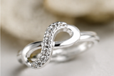 Anello regolabile con motivo “INFINITO”.
